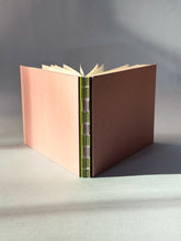 Lade das Bild in den Galerie-Viewer, Workshop: Fotobuch binden mit Anna Frey | 15. Dezember 2025, 17:30 Uhr