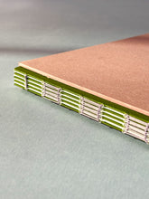 Lade das Bild in den Galerie-Viewer, Workshop: Fotobuch binden mit Anna Frey | 15. Dezember 2025, 17:30 Uhr